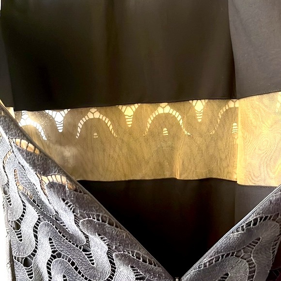 Self-Potrait 'Evie' Short Sleeve Scalloped Chevron Lace Dress, Black, size 4 - Picture 8 of 12